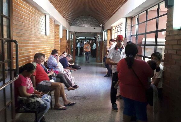 Le exigieron que esté mejor vestida para entrar a Urgencias y Salud se justifica - Noticiero Paraguay