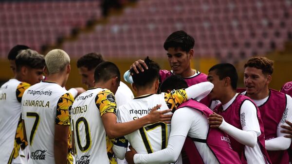 Guaraní enfrenta al campeón soñando con la final