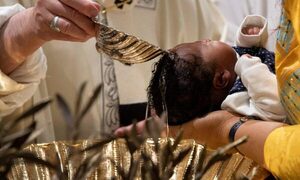Sacerdote usó por 20 años una palabra errónea al bautizar: ahora la iglesia anula esos bautismos