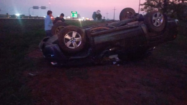 Vehículo volcó en rotonda de Santa María Ñu - Noticiero Paraguay