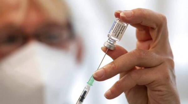 Panamá multa con 6.000 dólares a una médica antivacunas COVID
