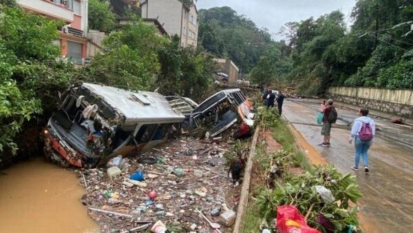 Aumentan a 34 los muertos por inundaciones y derrumbes tras lluvias en Río de Janeiro - La Clave