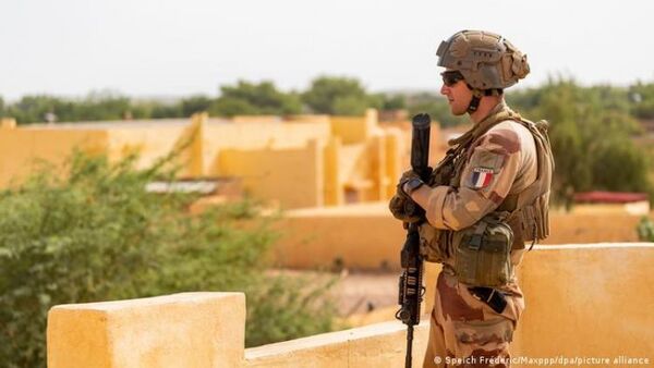 Francia y aliados retirarán misión antiyihadista de Mali