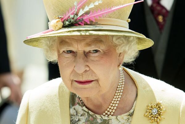 Reina Isabel II reconoce que le cuesta moverse - Mundo - ABC Color