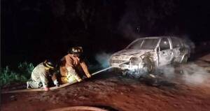 Crónica / Mientras miraba partido de Olimpia, le robaron y quemaron su auto