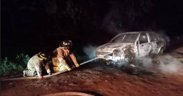 Crónica / Mientras miraba partido de Olimpia, le robaron y quemaron su auto