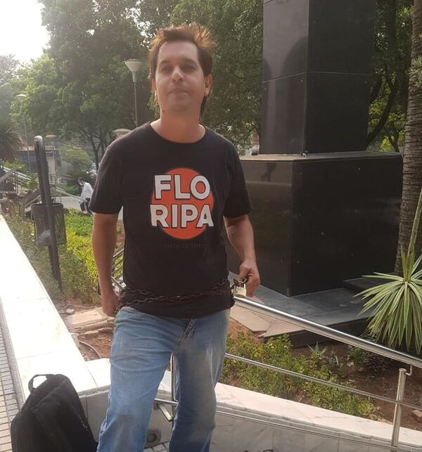 Se encadenó frente al Poder Judicial para exigir que IPS compre fármacos para sus hijos con fibrosis - Nacionales - ABC Color