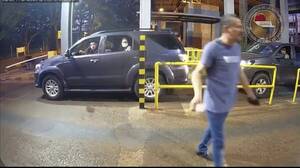 Crónica / [Video] Atajaban a comitiva fiscal, mientras narco escapaba tranquilito