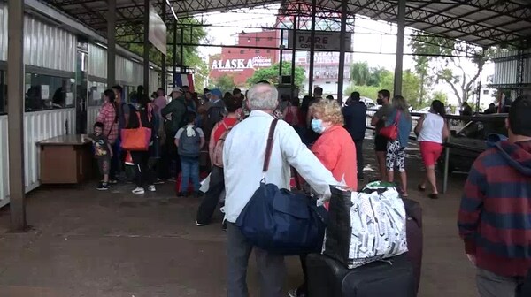 Unas 7.000 personas a diario ingresan al pais por el puente San Roque y esperan habilitación de otros puestos fronterizos