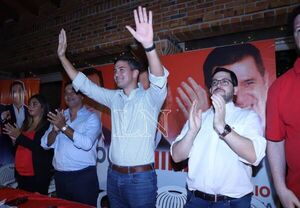 Santiago Peña se reúne con dirigentes de Honor Colorado de capital