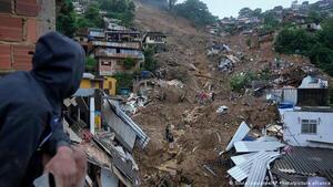 Drama en Petrópolis: hay más de cien muertos por el temporal y los familiares buscan a los desaparecidos cavando con las manos