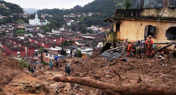 Petrópolis: Reportan más de cien muertos por temporal y los familiares buscan a los desaparecidos cavando con las manos - ADN Digital