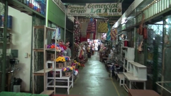 Comerciantes de la "placita" siguen aquejados por la crisis