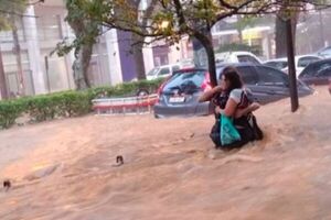 Petrópolis: Más de cien muertos por el temporal y los familiares buscan a los desaparecidos cavando con sus manos (FOTOS)