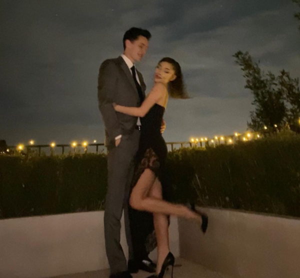 Ariana Grande comparte una inusual foto con su marido, Dalton Gomez
