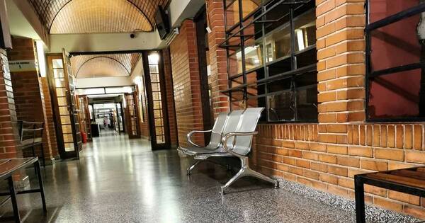 La Nación / Hospital negó atención de mordida de perro debido a vestimenta, reafirma joven