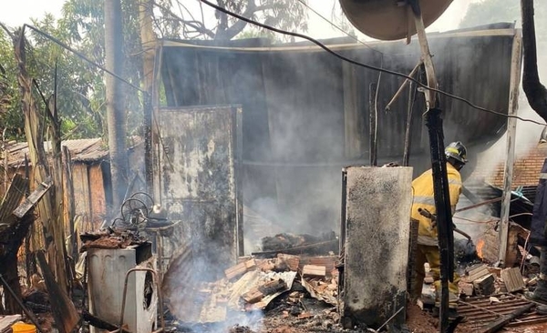 Diario HOY | Incendio consume precaria vivienda en Ñemby: creen que siniestro fue provocado