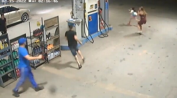 Golpean a una mujer frente a su hija en una estación de servicios - Noticiero Paraguay