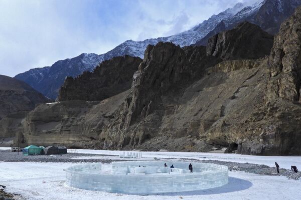 Escultura en las alturas: artistas crean un “mini coliseo” en bloques de hielo en el Himalaya indio