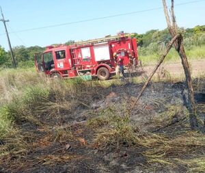 Bomberos sofocaron quema de pastizal alrededor del aeropuerto