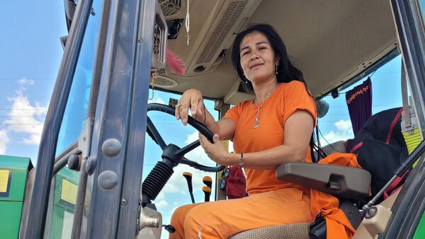 Natalia, la mamá vale que domina un tractor en el Chaco