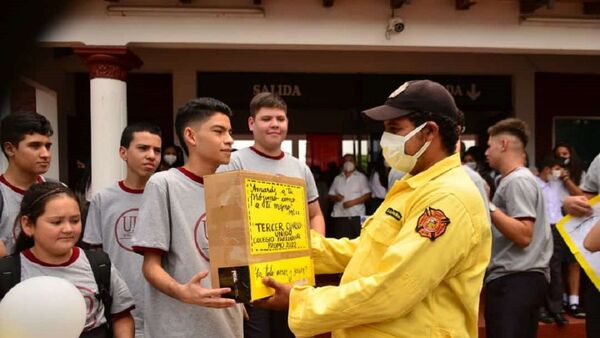 Alumnos, padres de familia y docentes donaron soga a bomberos