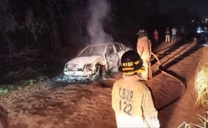 Incendian un vehículo que registra denuncia de hurto en Minga Guazú