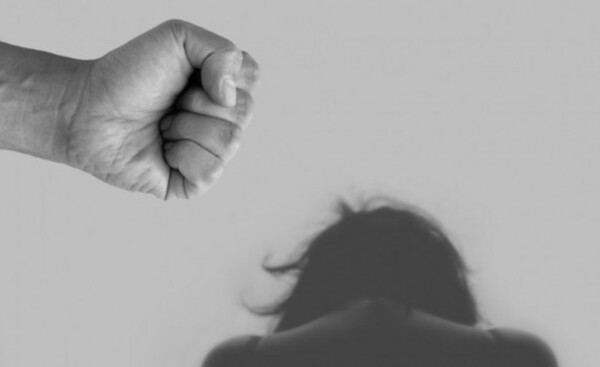 Piden juzgamiento de joven que golpeó a pareja y a su suegro