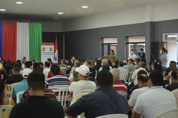 Durante rendición de cuentas abuchean a los que cuestionan gestión de intendenta de Ybycuí - Nacionales - ABC Color
