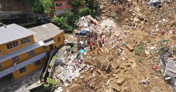 La Nación / Desesperada búsqueda de desaparecidos en Petrópolis por temporal
