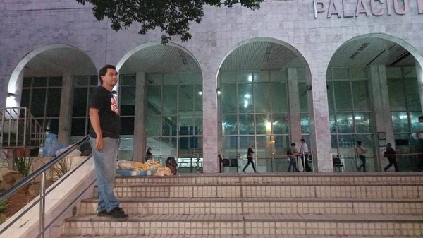Diario HOY | Desidia del IPS: encadenado pide amparo judicial para acceder a medicamentos