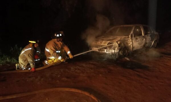 Vehículo con placa extranjera es incendiadopocos minutos después de ser hurtado – Diario TNPRESS