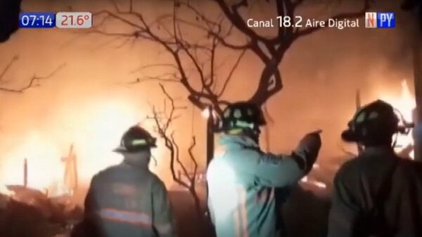 Voraz incendio consume una carpintería y afecta una vivienda en barrio San Pablo | Noticias Paraguay