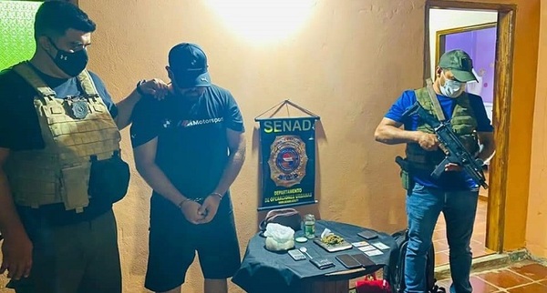 Detienen a una persona, por poseción de marihuana y supuesta cocaína