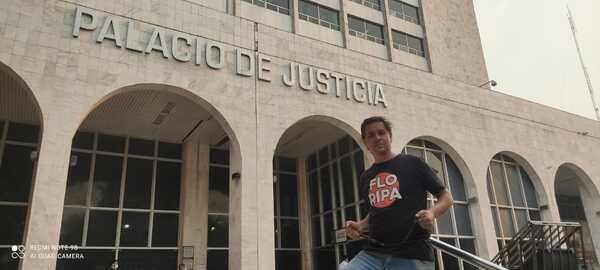 Tras encadenarse, padre de familia consigue fallo de la CSJ para compra de medicamentos
