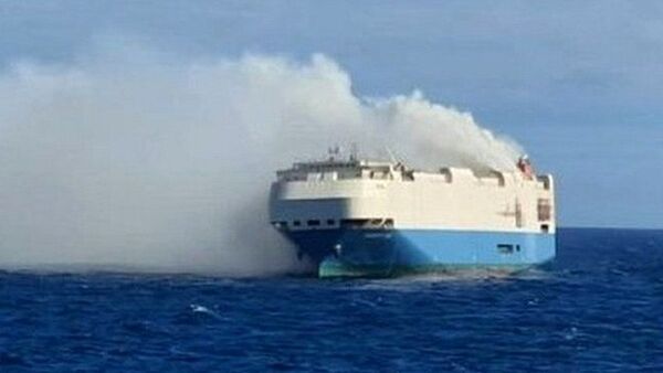 Se incendió un barco repleto de autos de lujo y quedó a la deriva en medio del océano Atlántico - .::Agencia IP::.
