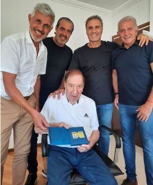 Carlos Bilardo recibe homenaje de la Conmebol