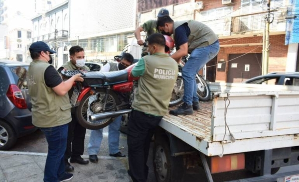 Diario HOY | Despejan veredas sobre Palma: motos mal estacionadas fueron a parar al corralón