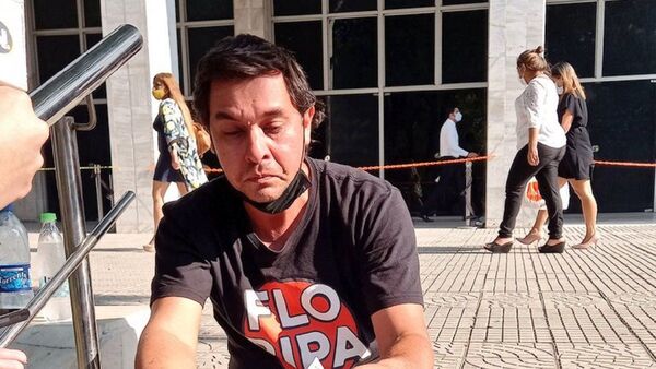 Corte destraba caso de padre encadenado para conseguir remedio