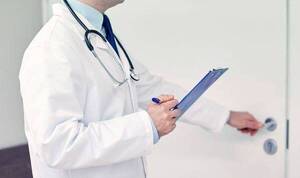 Crónica / Medico habría acosado a su paciente ¡menor de edad!