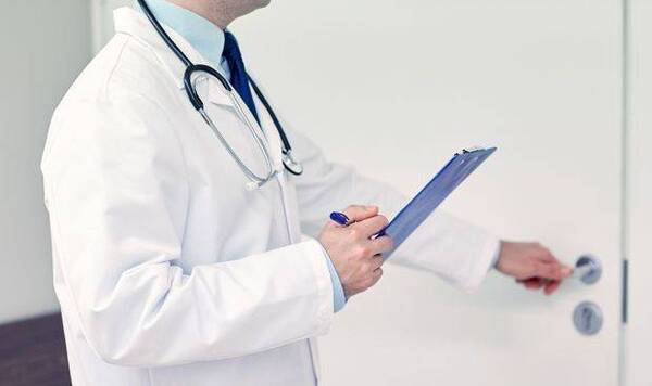 Crónica / Medico habría acosado a su paciente ¡menor de edad!