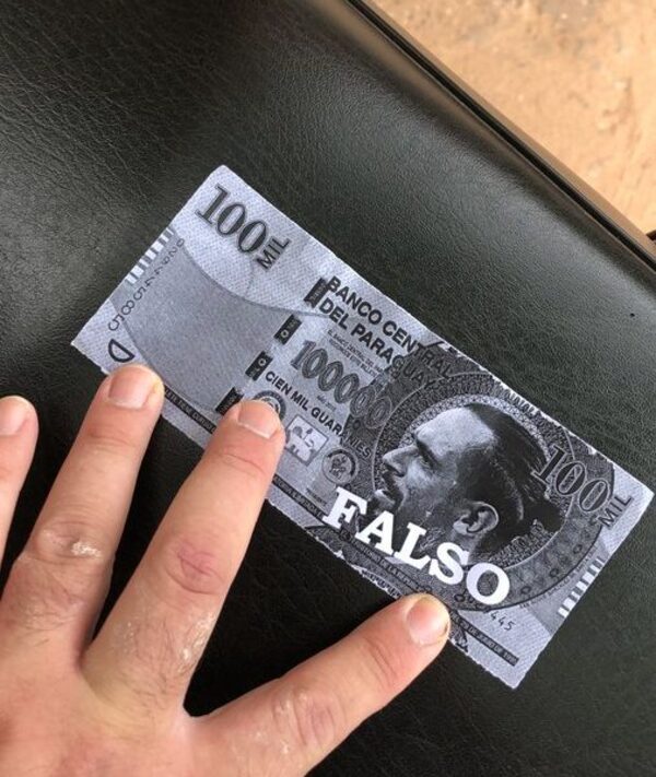 Con billetes falsos recibirán a Roque Santa Cruz