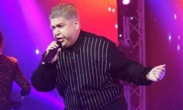 Crónica / [VIDEO] ¡Cantante fue apedreado en vivo!