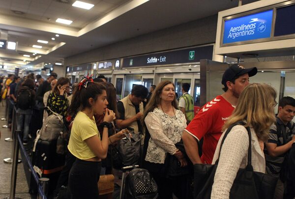Aerolíneas Argentinas reprograma 101 vuelos por medidas de fuerza sindical - MarketData