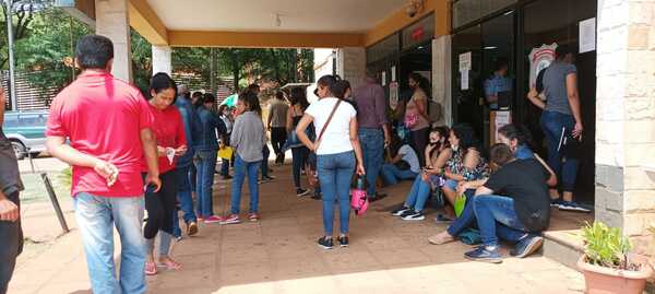 Esperan hasta 6 horas y en el piso para ser atendidos en Identificaciones de CDE - La Clave