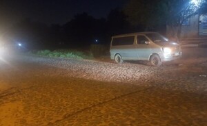 Furgón estacionado es embestido por una motocicleta