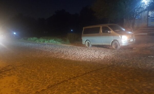 Furgón estacionado es embestido por una motocicleta