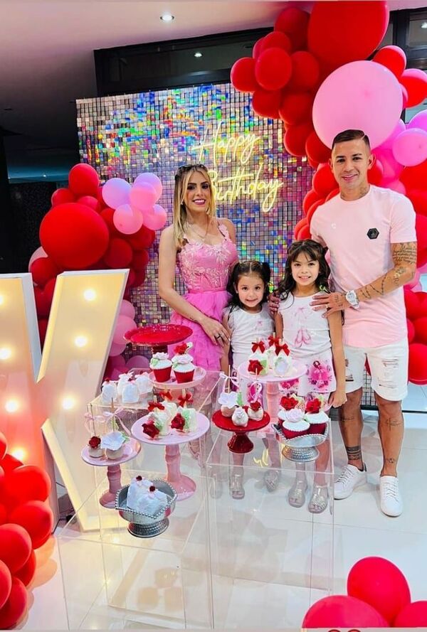 Karimi Chávez, esposa de Derlis González, cumplió 30 y el festejo fue a pura música - Gente - ABC Color