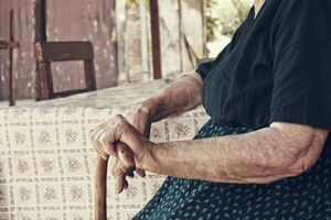 Abuelita en cautiverio rescatada por vecinos en Luque