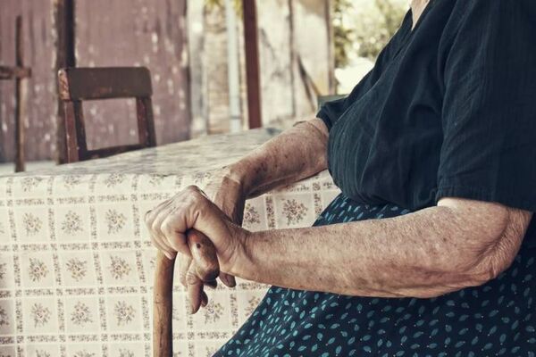 Abuelita en cautiverio rescatada por vecinos en Luque